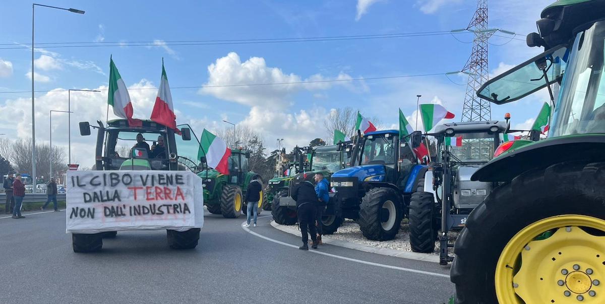 Il presidio degli agricoltori a Passo Corese, Rieti (ANSA/Giulia Marrazzo)