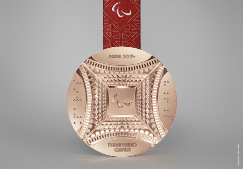 Le medaglie delle Olimpiadi di Parigi, fatte con pezzi della Tour Eiffel