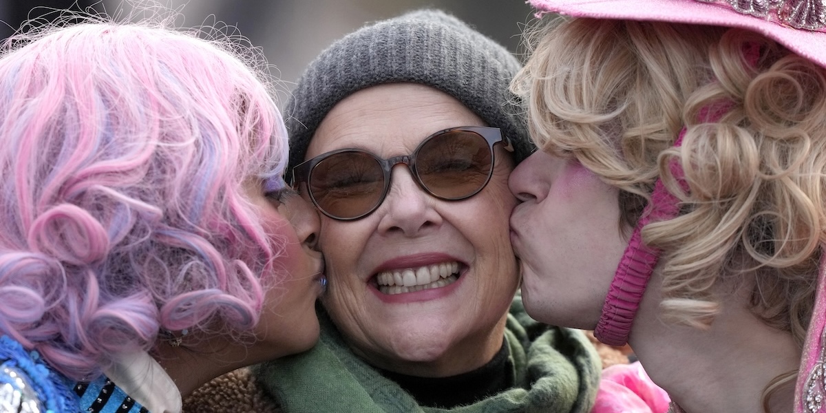 L'attrice Annette Bening dopo essere stata nominata "Donna dell'anno" dalla Hasty Pudding Theatricals, un’associazione di teatro comico e musicale dell’università di Harvard, Cambridge, Massachusetts, 6 febbraio
 (AP Photo/Steven Senne)