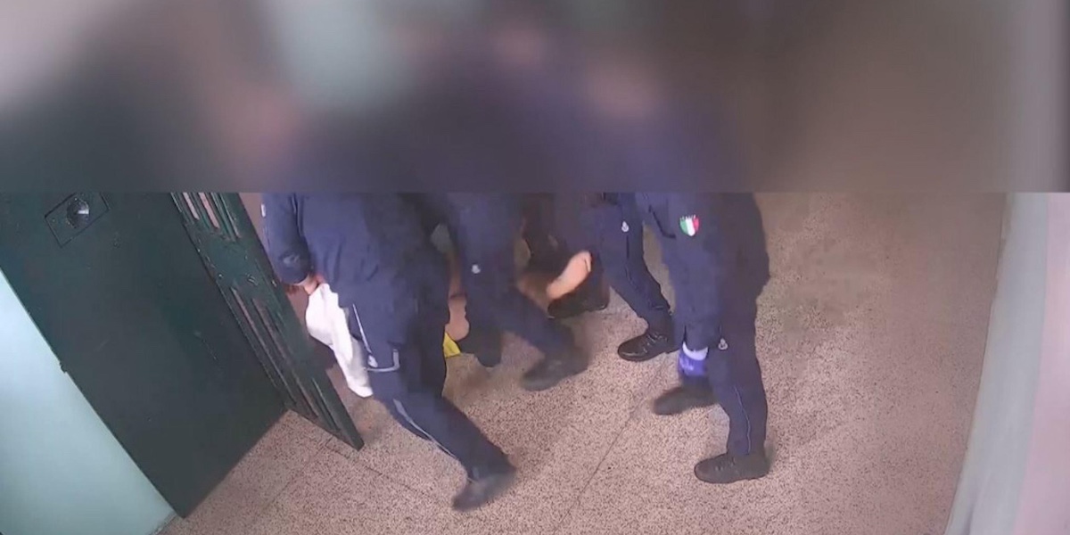 Un fermo immagine del video del pestaggio nel carcere di Reggio Emilia (ANSA/PENITENZIARIA)