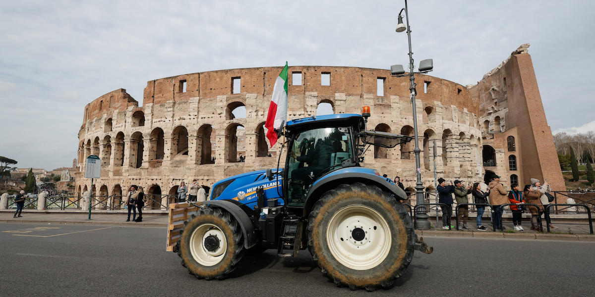 I trattori del movimento "Riscatto agricolo" sfilano per il centro di Roma, 9 febbraio 2024 (GIUSEPPE LAMI/ANSA)