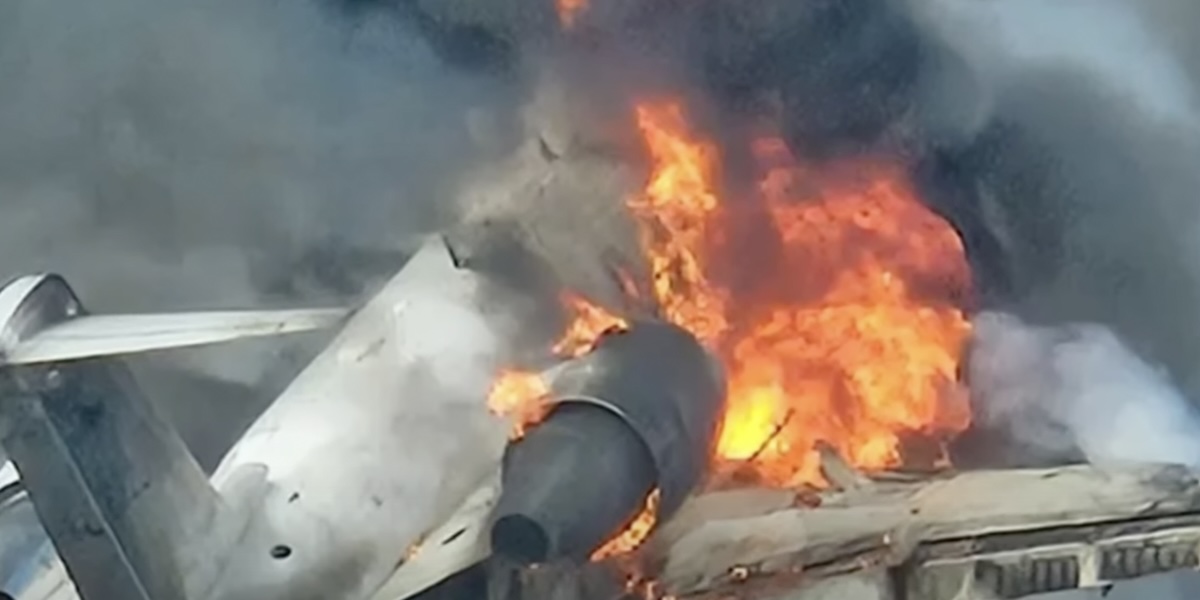 Due persone sono morte in Florida dopo un tentativo di atterraggio di emergenza di un piccolo aereo privato su un’autostrada