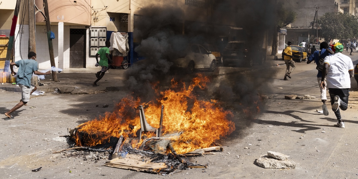 Un incendio durante le proteste in Senegal