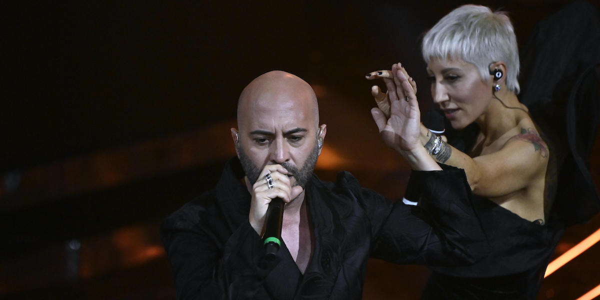 Giuliano Sangiorgi dei Negramaro e Malika Ayane durante la loro esibizione (ANSA/RICCARDO ANTIMIANI)