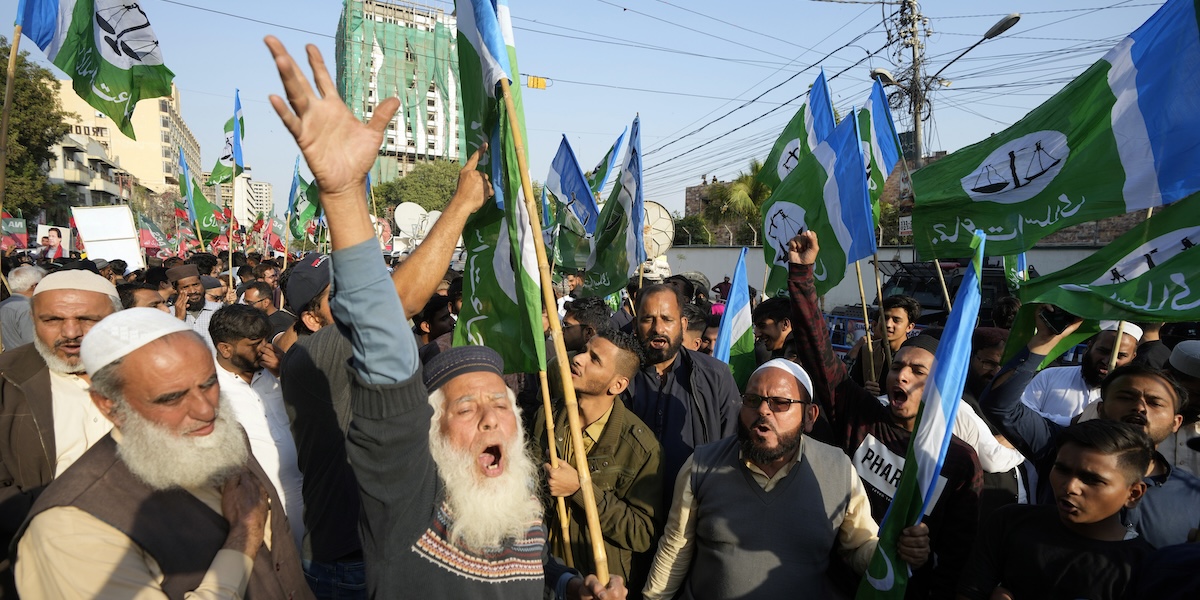Sostenitori dell'ex primo ministro Imran Khan protestano contro i ritardi nel conteggio dei voti
