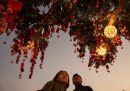 Due persone sotto i "Lam Tsuen Wishing Trees" (gli alberi dei desideri di Lam Tsuen a Hong Kong)