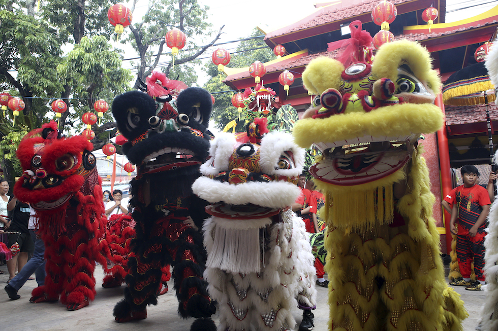 Alcuni danzatori si preparano a eseguire la Danza del leone, spesso effettuata insieme a quella del drago per il Capodanno cinese