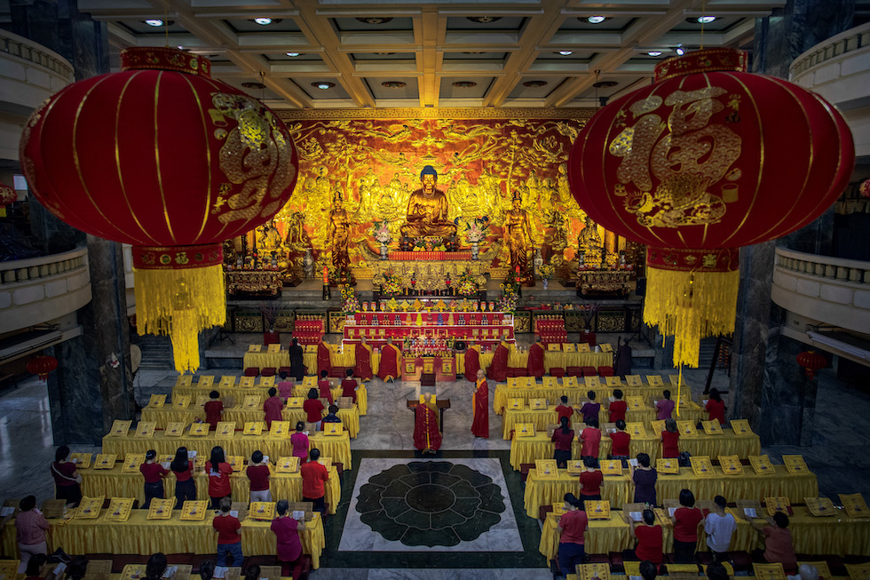 Un gruppo di persone prega al tempio Seng Guan