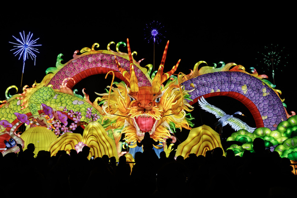 Molte persone davanti alla lanterna gigante a forma di drago