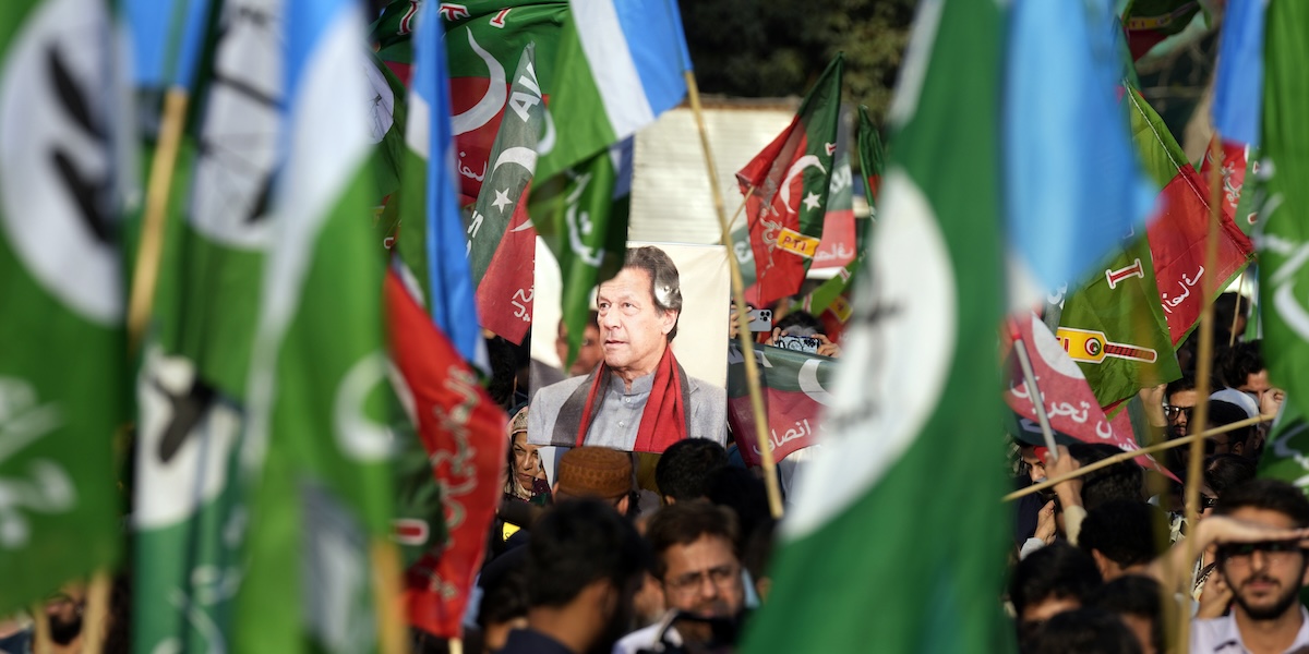 Sostenitori dell'ex primo ministro Imran Khan protestano contro i ritardi nello spoglio dei voti