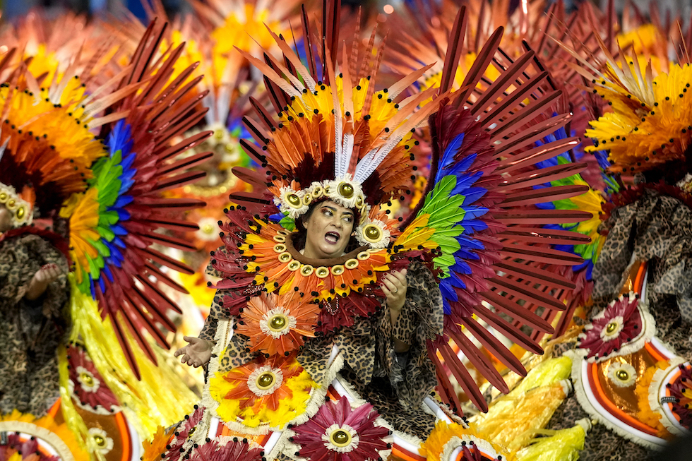 Una danzatrice si esibisce durante una parata di carnevale