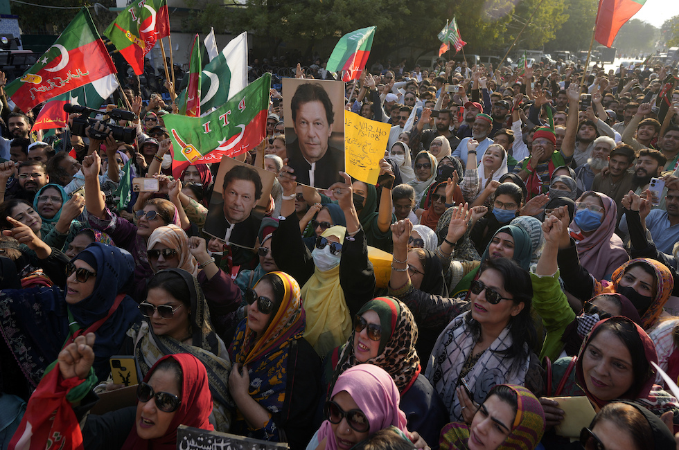 In Pakistan i sostenitori dell'ex primo ministro Imran Khan, che è in carcere, protestano e accusano il governo di allungare i tempi dello spoglio per manometterne i risultati