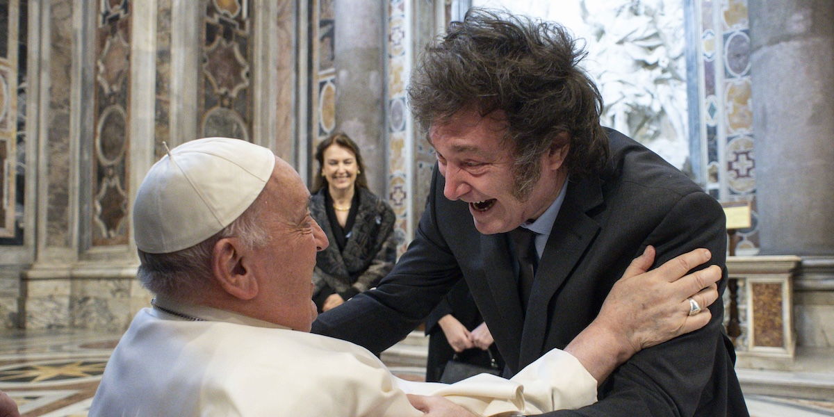 Javier Milei che saluta calorosamente papa Francesco
