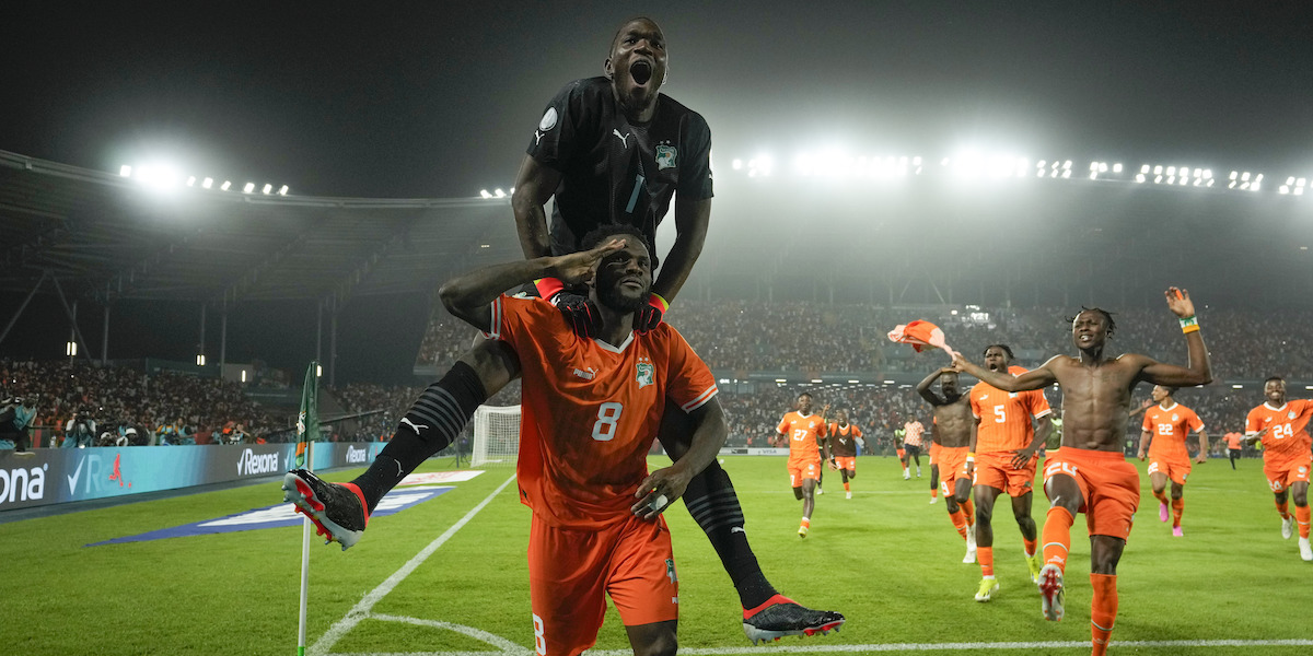 I festeggiamenti dei giocatori della Costa d'Avorio dopo la vittoria ai rigori col Senegal agli ottavi di finale (AP Photo/Themba Hadebe)