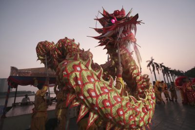 Alcuni ballerini eseguono la Danza del drago per celebrare l'arrivo del Capodanno lunare
