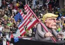 Un fantoccio dell'ex presidente statunitense Donald Trump che ritaglia una bandiera degli Stati Uniti fino a formare una svastica durante una sfilata di carri per i festeggiamenti del Carnevale
