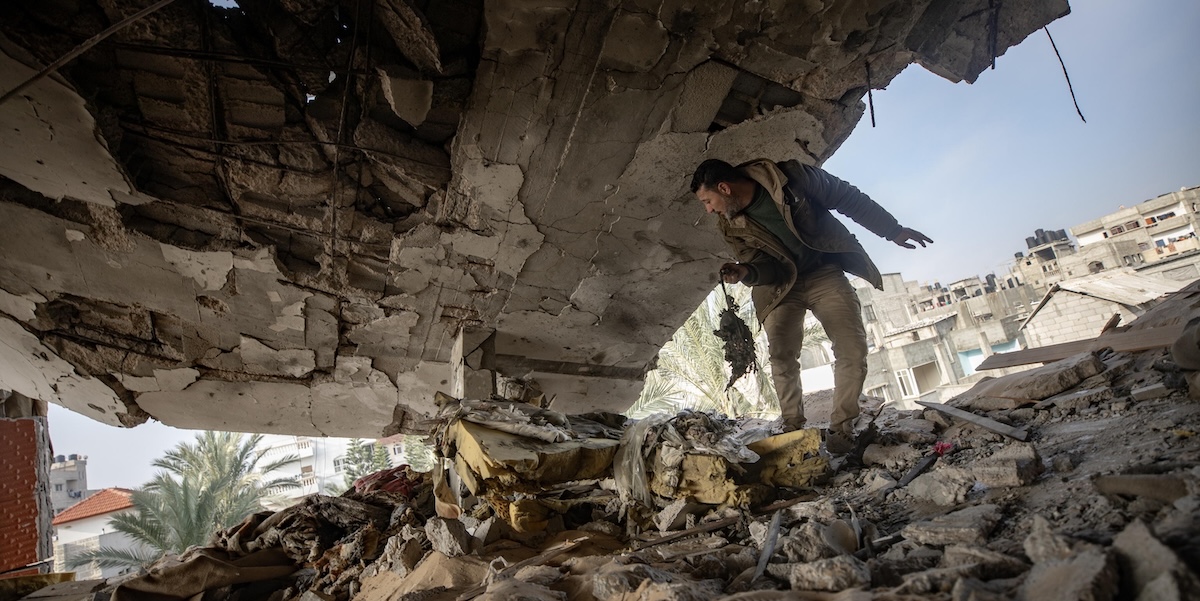 Un uomo palestinese tra le macerie di un palazzo distrutto da un bombardamento israeliano a Rafah (ANSA/EPA/HAITHAM IMAD)