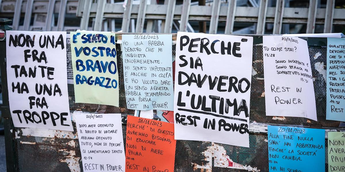 Cartelli contro la violenza sulle donne e in ricordo di Giulia Cecchettin all'esterno dell'università di Torino