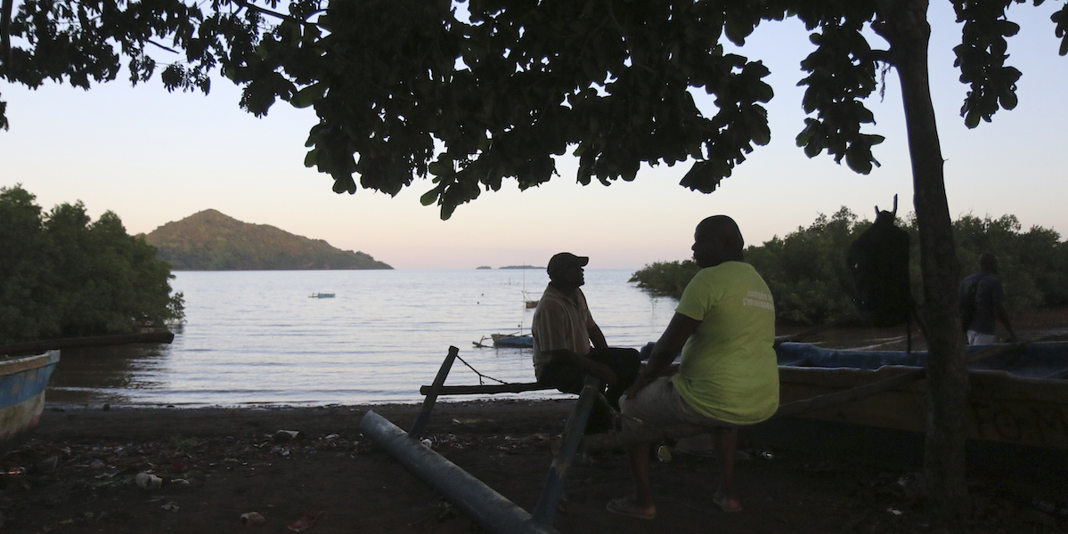 Due pescatori a riposo a Mamoudzou, Mayotte, 27 aprile 2023 (AP Photo/Gregoire Merot)