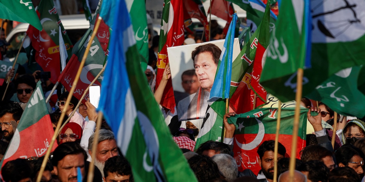 Una protesta contro l'incarcerazione di Imran Khan dopo i risultati delle elezioni (REUTERS/Akhtar Soomro)