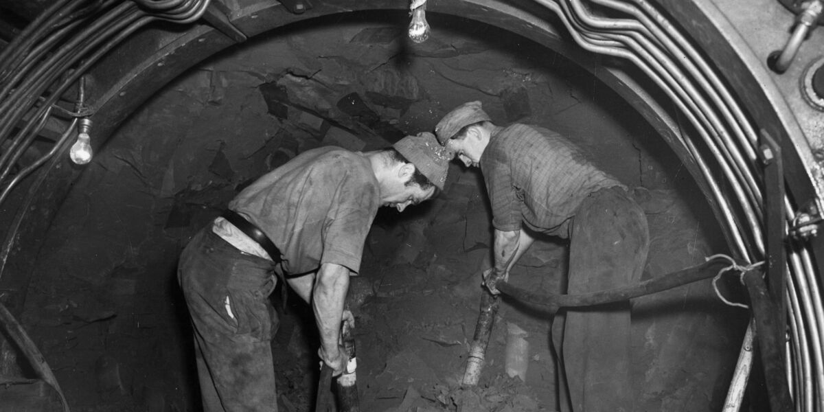 Due lavoratori costruiscono un tunnel sotto Londra (Lee/Getty Images)