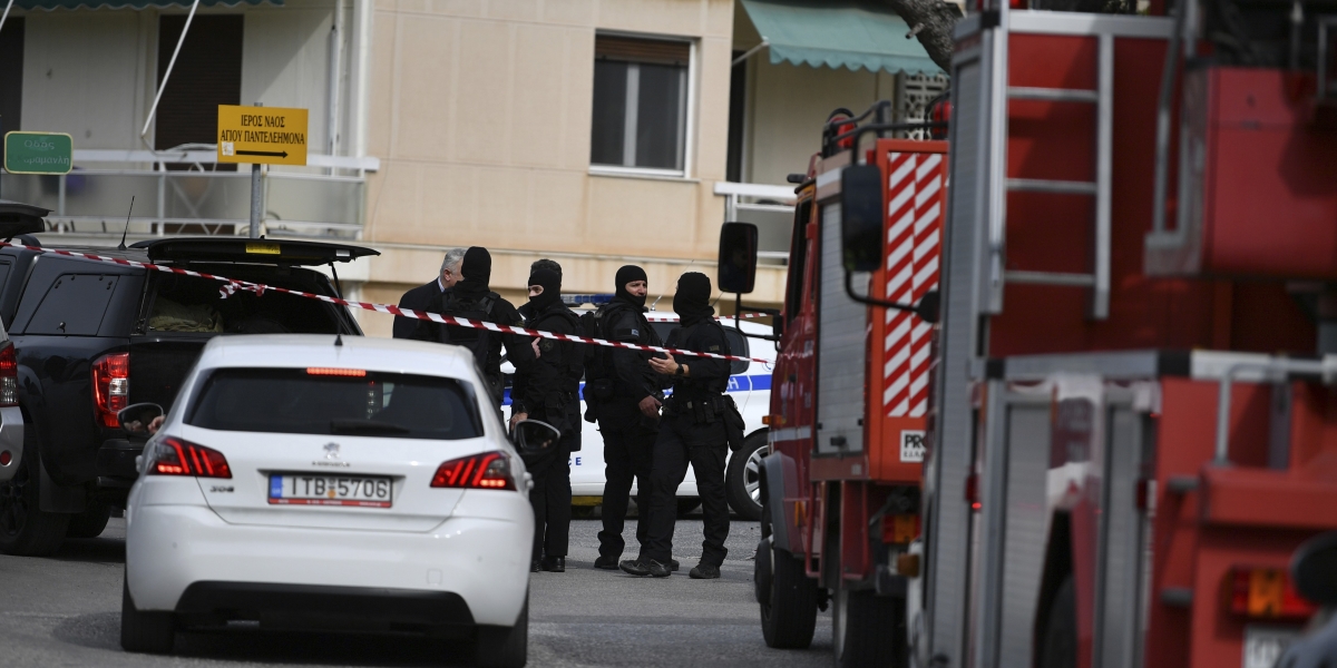 Agenti di polizia fuori dall'edificio in cui è avvenuto l'attacco