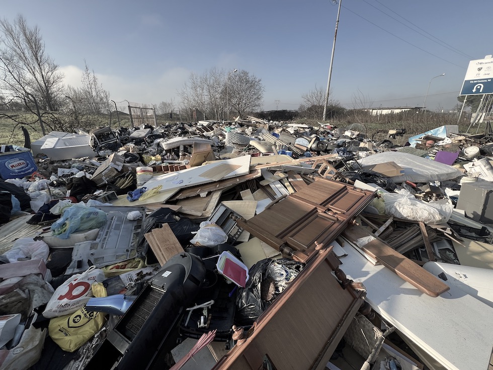 Una discarica di rifiuti dell'alluvione vicino alla zona industriale tra Sesto Fiorentino e Campi Bisenzio 