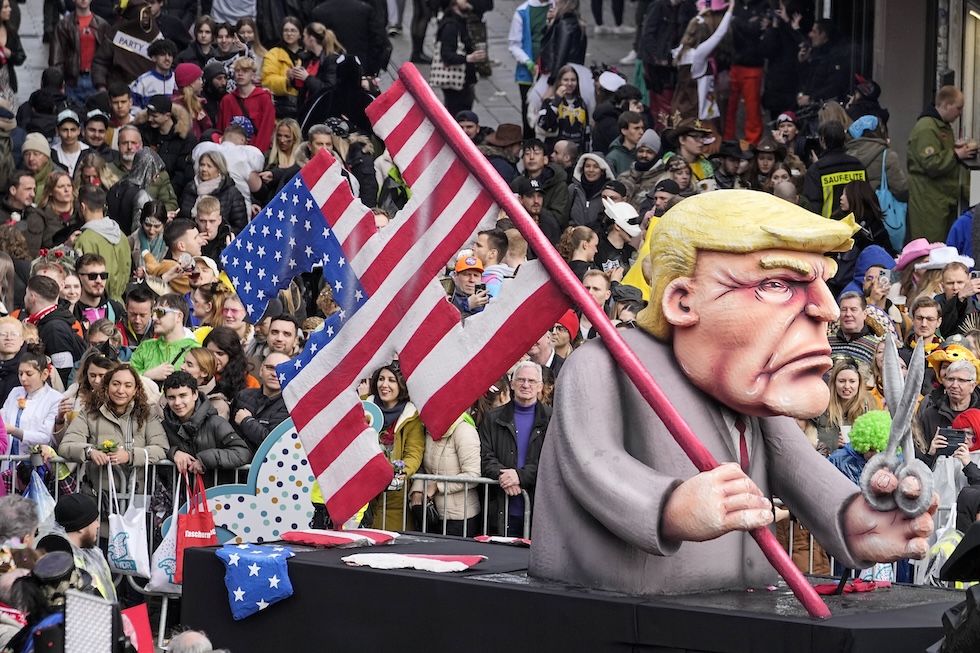 Un fantoccio dell'ex presidente statunitense Donald Trump che ritaglia una bandiera degli Stati Uniti fino a formare una svastica durante una sfilata di carri per i festeggiamenti del Carnevale