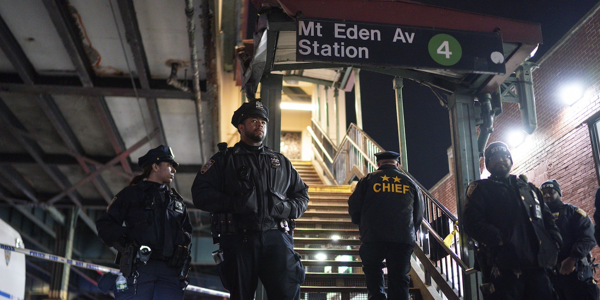 Agenti della NYPD di guardia alla stazione della metropolitana di Mount Eden, nel Bronx, dopo la sparatoria