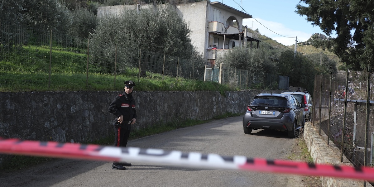 I carabinieri nei pressi della casa di Altavilla Milicia dove è stato compiuto il triplice omicidio (ANSA/IGOR PETYX)