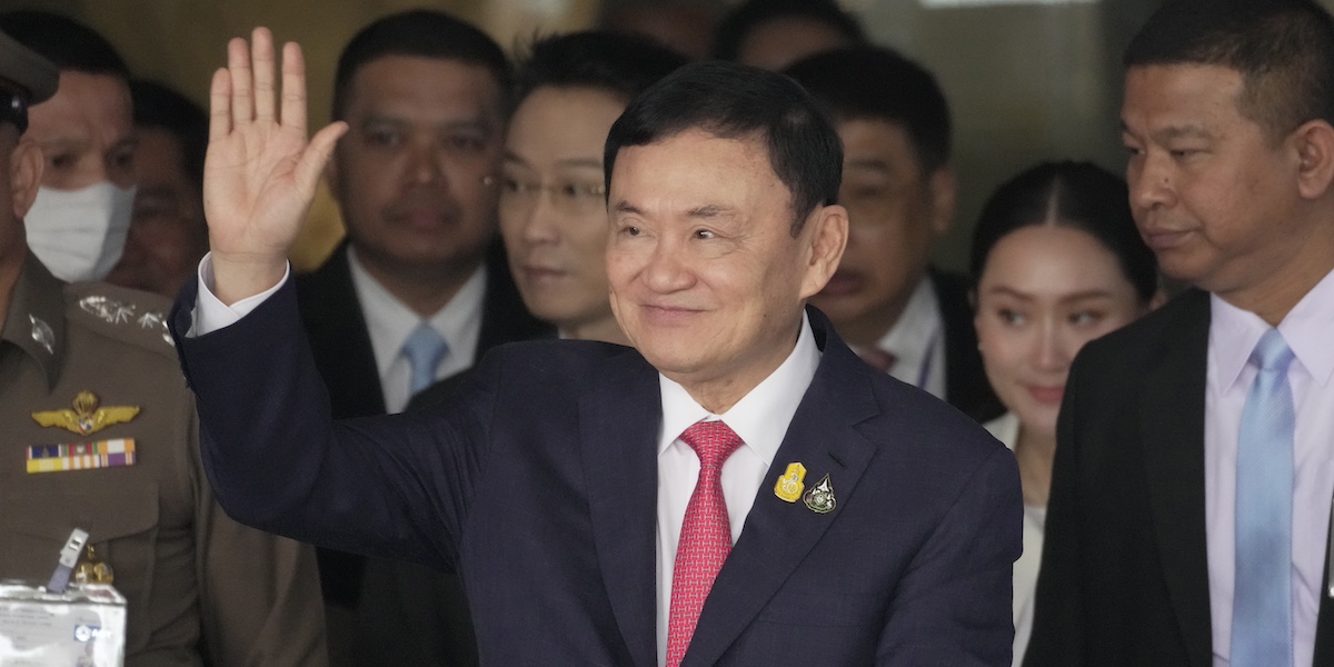 Thaksin Shinawatra il giorno del suo ritorno in Thailandia nel 2022 (AP Photo/Sakchai Lalit, File)