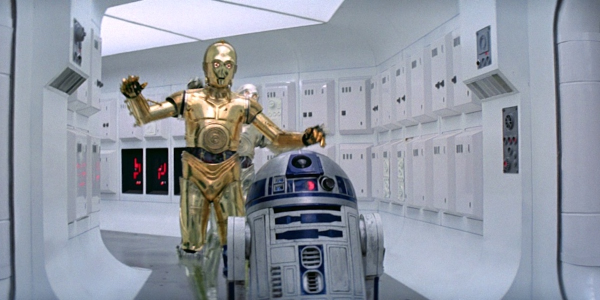 I droidi C-3PO e R2-D2 in una scena del film del 1977 Guerre stellari, il primo della saga