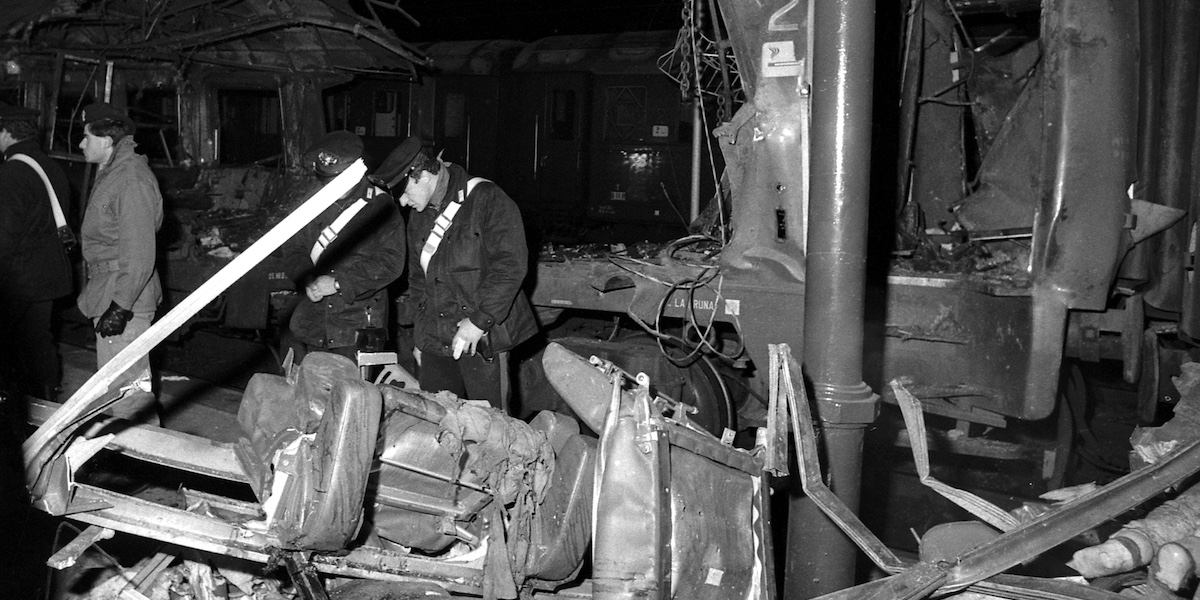 Carabinieri davanti al treno rapido 904 fermo nella stazione di San Benedetto Val di Sambro, a Bologna, dopo l'attentato del 23 dicembre 1984 (ANSA/ARCHIVIO/JI)