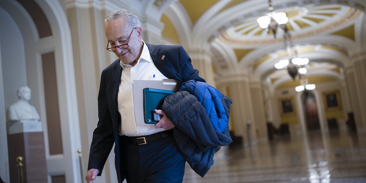 Il leader della maggioranza Democratica al Senato Chuck Schumer dentro ai corridoi del Senato
