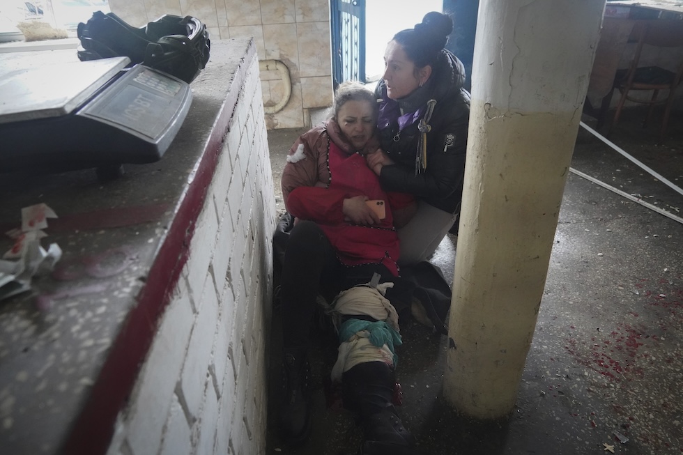 Una donna soccorsa dopo un attacco russo nella regione di Kharkiv, a circa 5 chilometri dal confine con la Russia (Vovchansk, Ucraina)