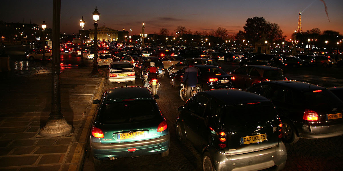 La Francia ha sospeso un programma che incentivava il noleggio di auto elettriche a causa del numero troppo alto di richieste