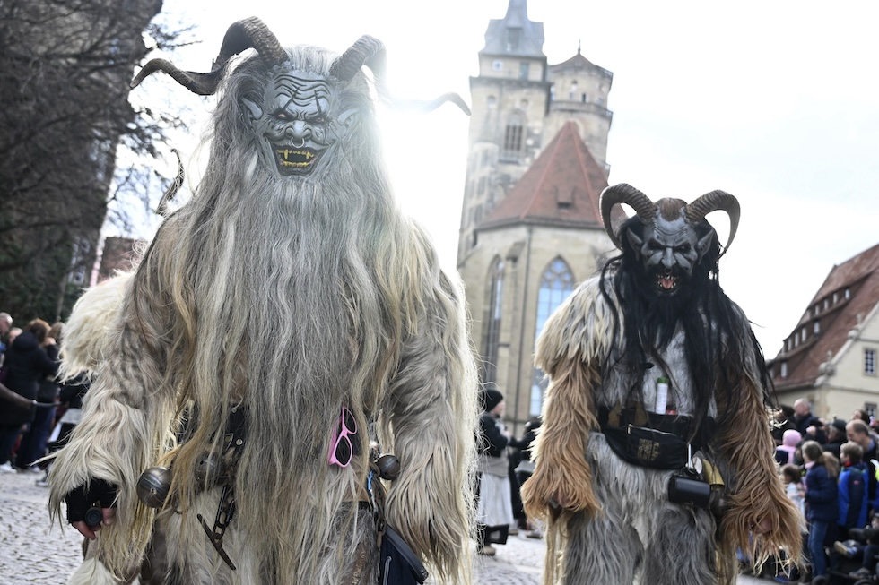 Persone in maschera durante i festeggiamenti del Carnevale (Stoccarda, Germania)