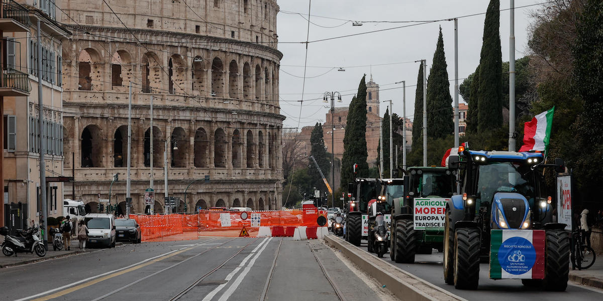 Una fila di trattori in centro a Roma, vicino al Colosseo