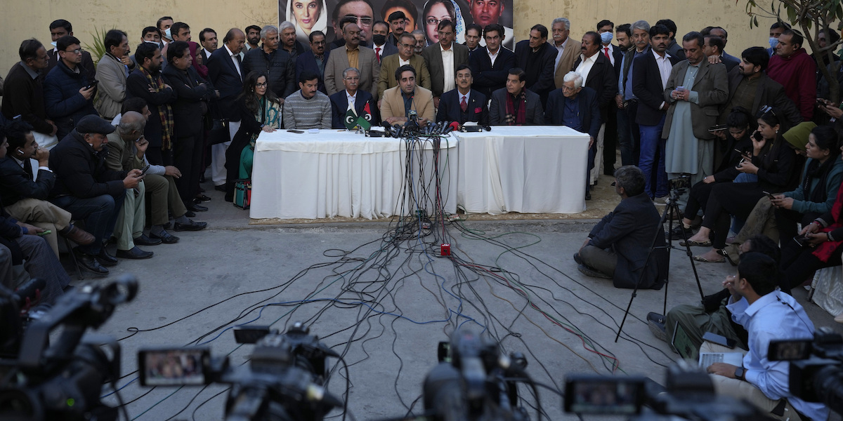 Il presidente del partito pakistan PPP Bilawal-Bhutto Zardari durante una conferenza stampa con altri membri del partito
