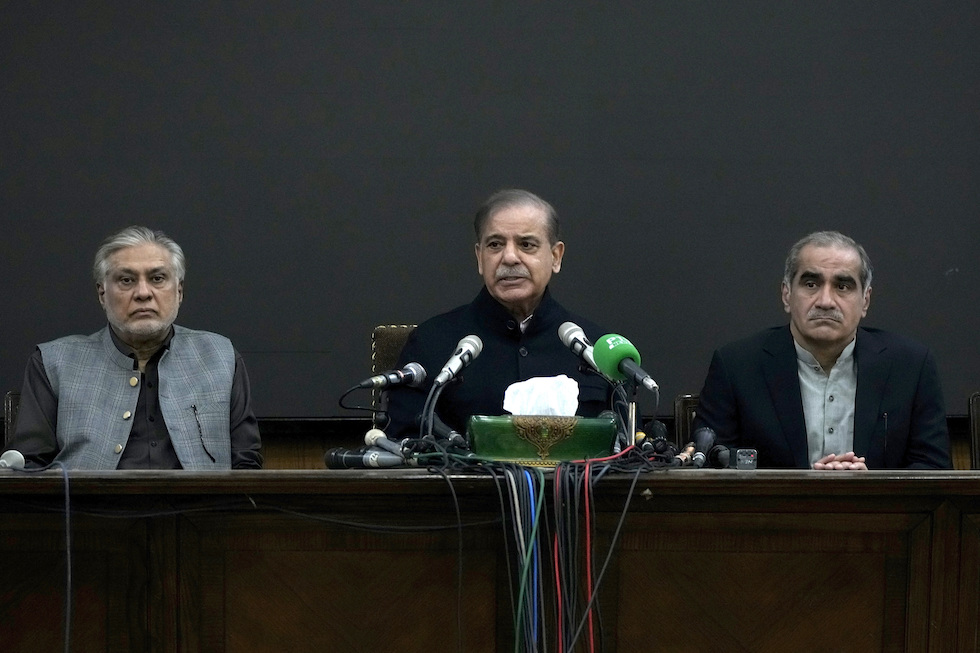 Shehbaz Sharif e due membri del suo partito durante una conferenza stampa