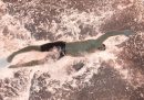 Mohamed Mahmoud durante il riscaldamento per i 100 metri stile libero ai Campionati mondiali di sport acquatici (Doha, Qatar)