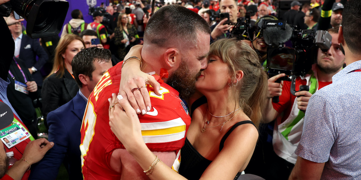 Travis Kelce e Taylor Swift dopo il Super Bowl 2024 (Ezra Shaw/Getty Images)
