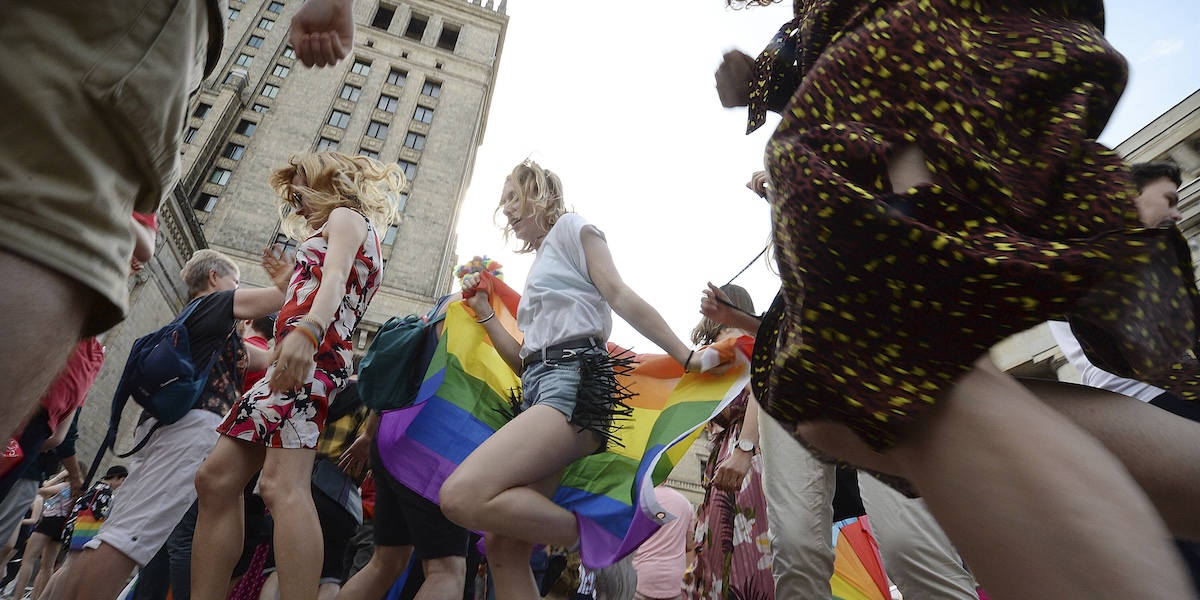 Una manifestazione LGBTQ+ a Varsavia nel 2019 (AP Photo/Czarek Sokolowski)