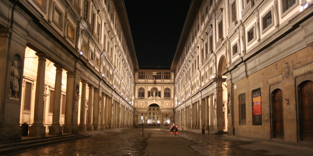 il cortile degli uffizi la notte