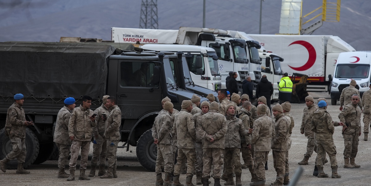 Almeno nove persone sono rimaste intrappolate sotto le macerie dopo una frana in una miniera d’oro in Turchia