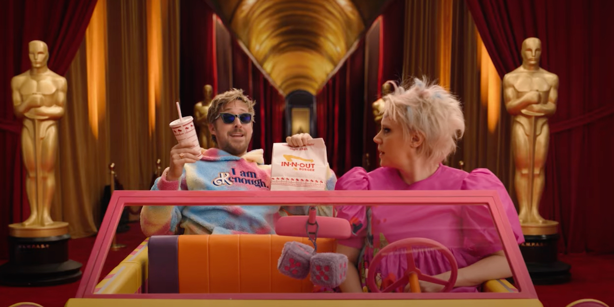Ryan Gosling e Kate McKinnon nei panni dei loro personaggi nel film "Barbie" in uno spot pubblicitario per la serata degli Oscar