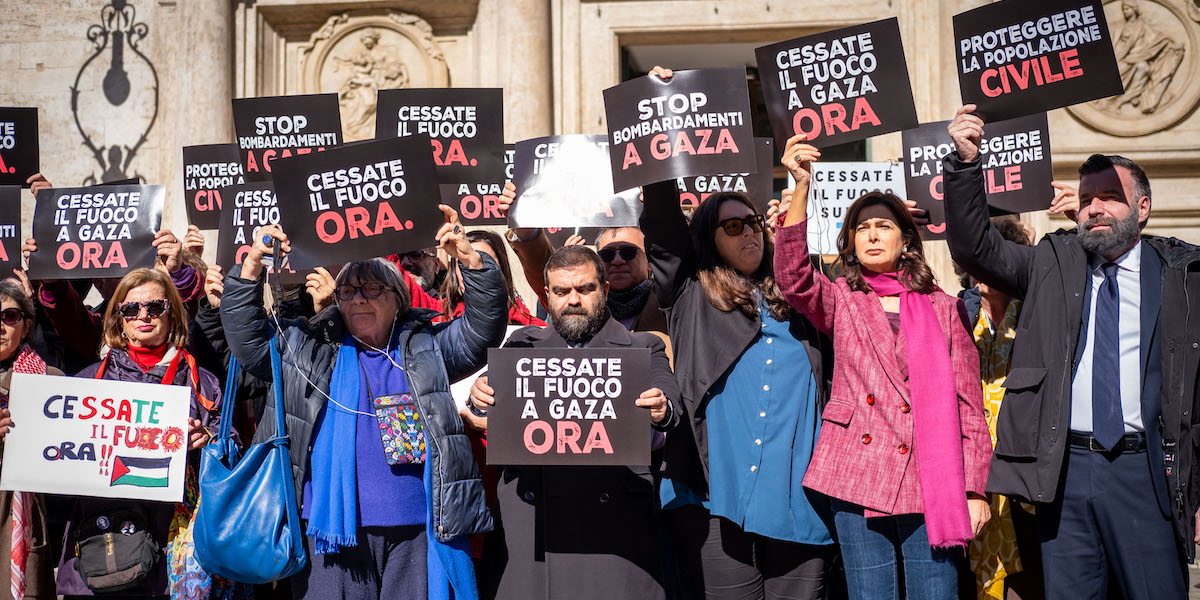 Un sit-in di alcuni deputati davanti alla Camera per chiedere il cessate il fuoco a Gaza, 13 febbraio 2024 (Marco Di Gianvito/ANSA)