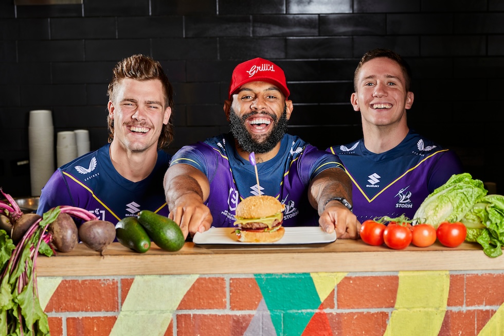 Cooper Johns, Josh Addo-Carr e Ryan Papenhuyzen, tre giocatori della squadra di rugby dei Melbourne Storm, presentano un nuovo burger della catena Grill'd 29 marzo del 2021 a Melbourne
