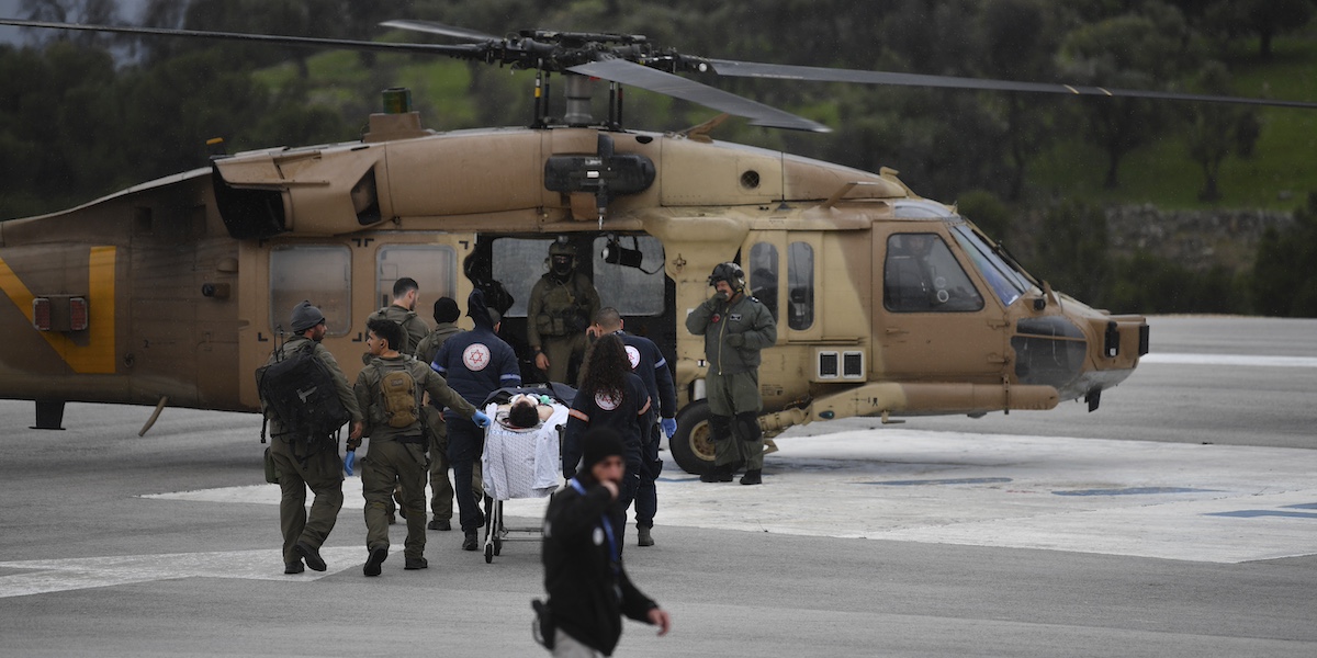 Un elicottero soccorre un ferito israeliano