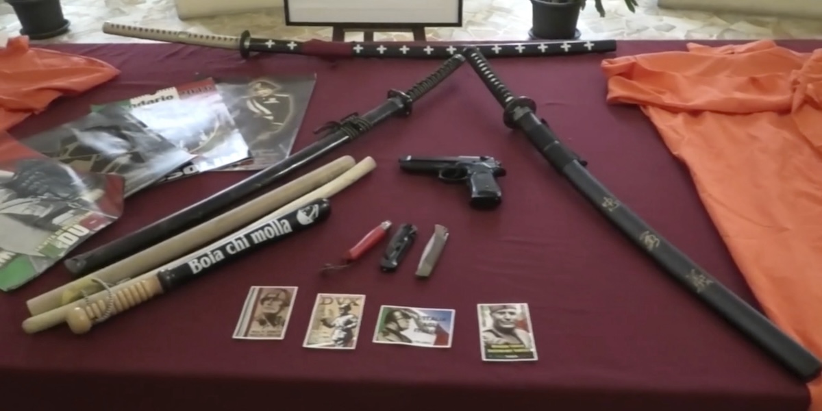 Manganelli, katane, coltelli e cartoline che inneggiano al fascismo